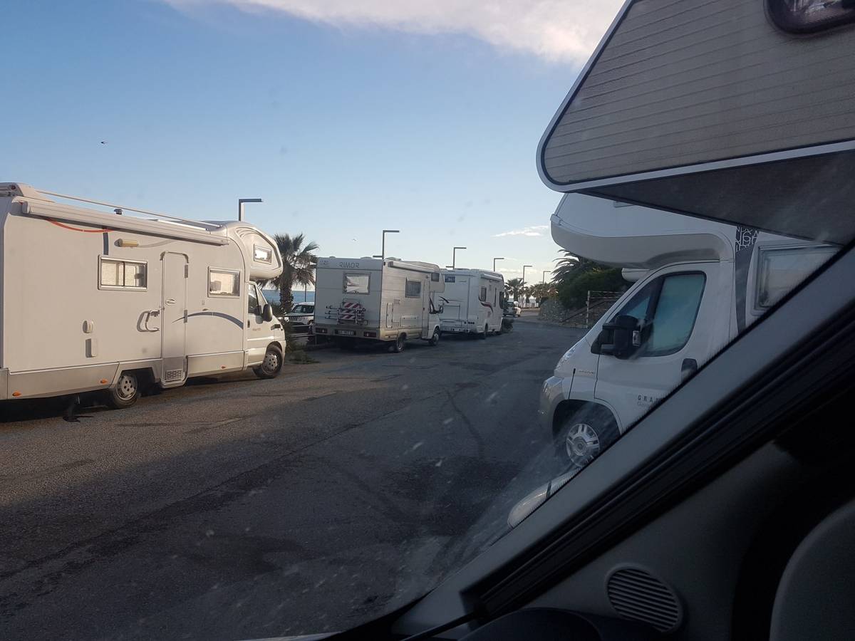 A motorhome aire by the coast below Cipressa