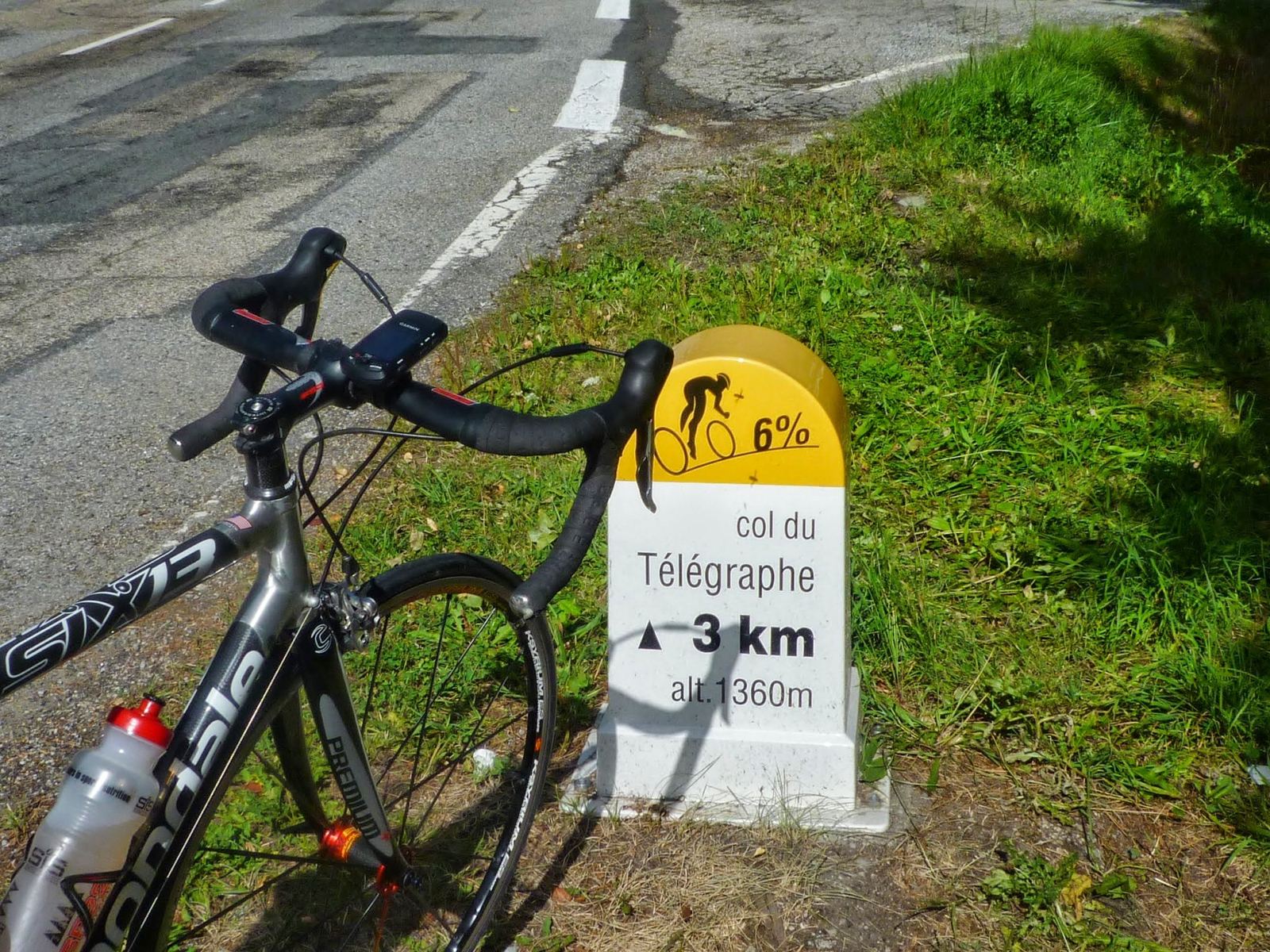 A bike against the Col du Télégraphe marker: 3km to go at 6%