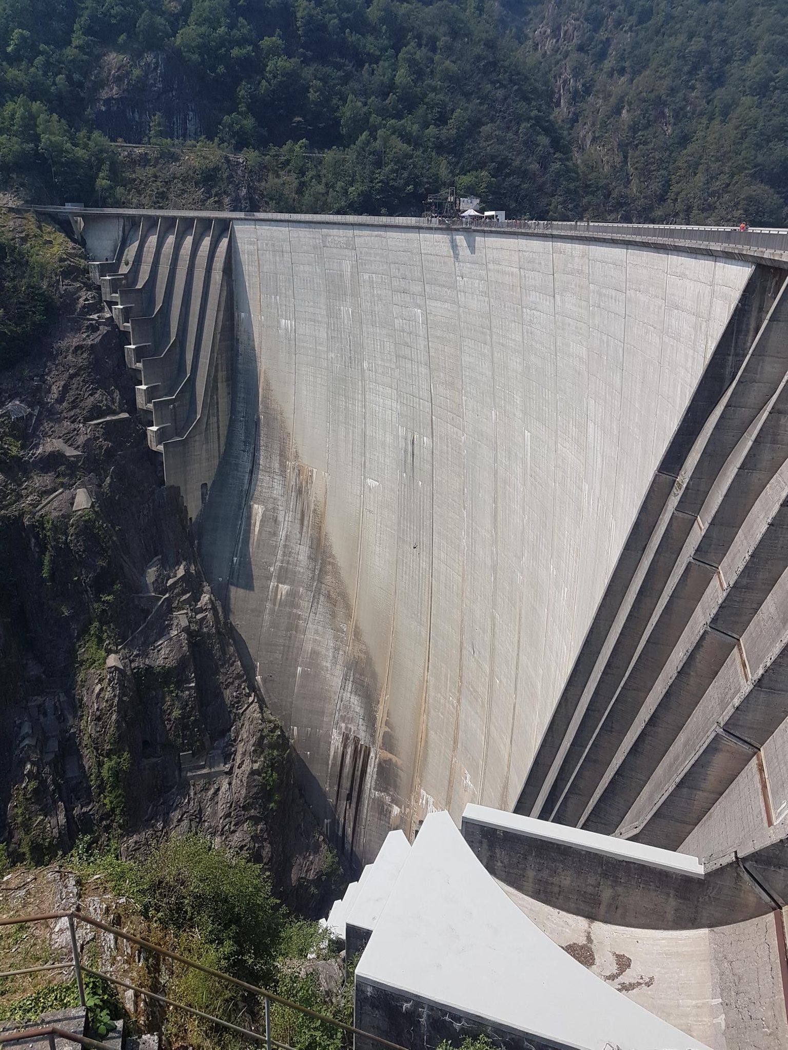 The Verzasca Dam wall seen from the top, with the gorge below